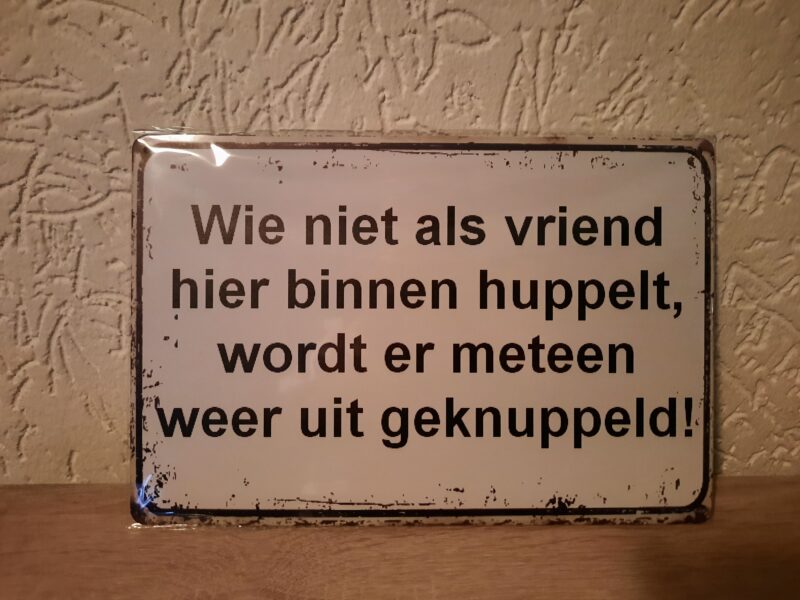 Wie niet als vriend hier binnen huppelt....