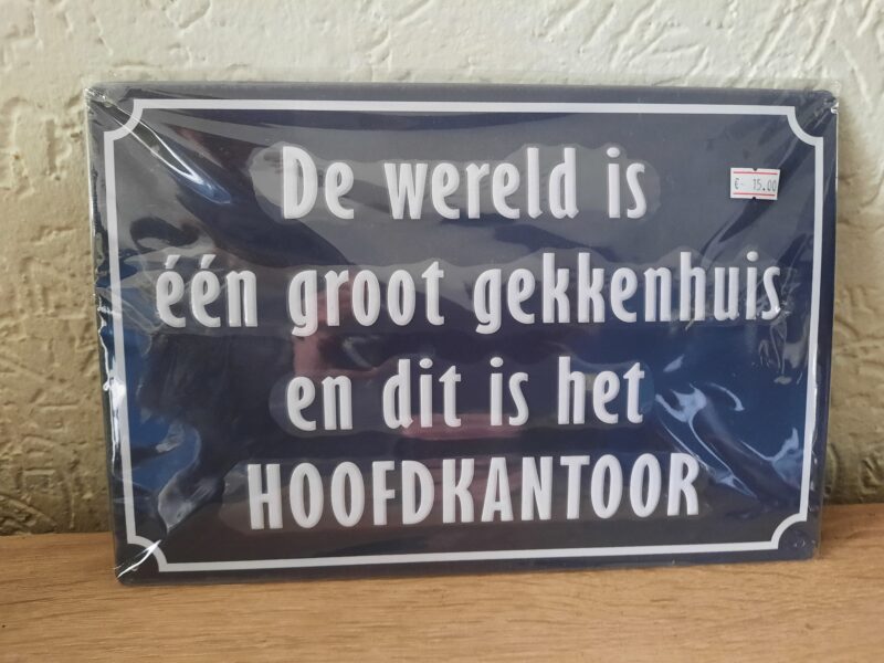 De wereld is 1 groot gekkenhuis en dit is het hoofdkantoor
