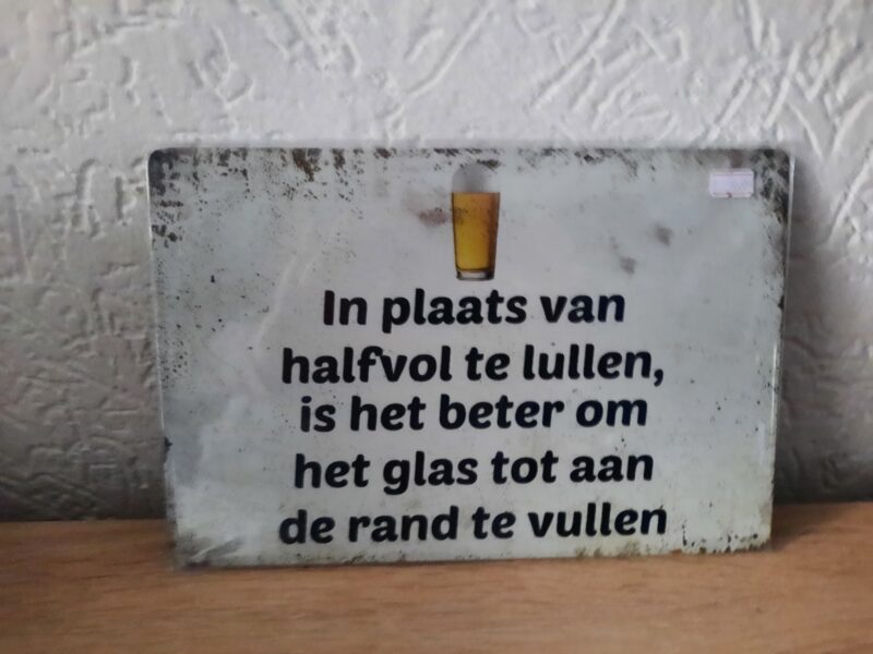 In plaats van halfvol te lullen, is het beter om het glas tot aan de rand te vullen