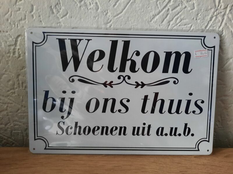 Welkom bij ons thuis. Schoenen uit a.u.b.