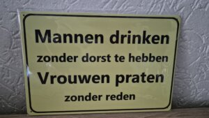 Mannen drinken zonder dorst te hebben