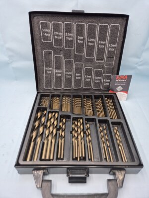 Complete nieuwe 101-delige borenset in koffer.